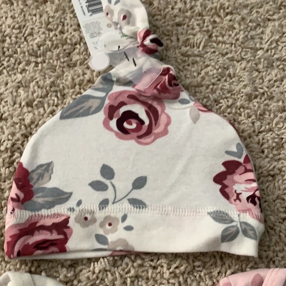 🎉HP 7/6!🎉Gerber Organic Hat & 2-pk Newborn Onesie/Bodysuits - Picture 3 of 3
